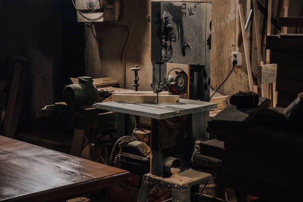 vista de perto da broca elétrica e madeira na oficina de carpintaria de madeira
 - Foto, Imagem
