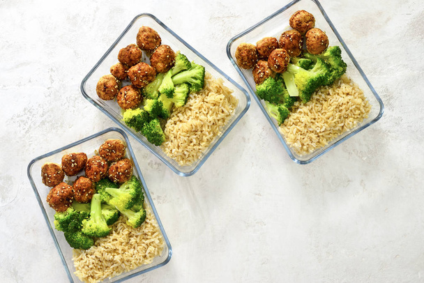  Frikadellen und Brokkoli und Reis-Lunchpakete, im Voraus gekocht und bereit, eingefroren oder zum Mittagessen serviert zu werden, Blick von oben - Foto, Bild