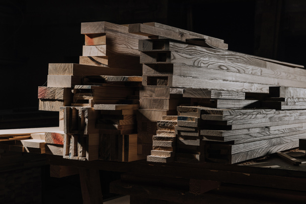vue rapprochée des planches de bois disposées à l'atelier en bois
 - Photo, image