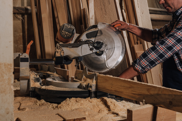részleges kilátás használ carpenter látta, fa workshop - Fotó, kép