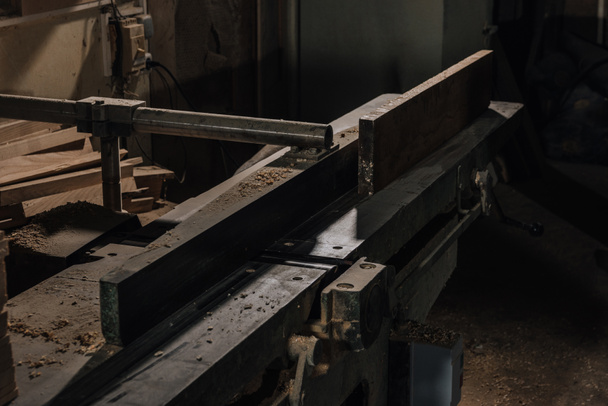 vista de perto dos trabalhadores da madeira no local de trabalho com equipamentos e madeira na oficina
 - Foto, Imagem