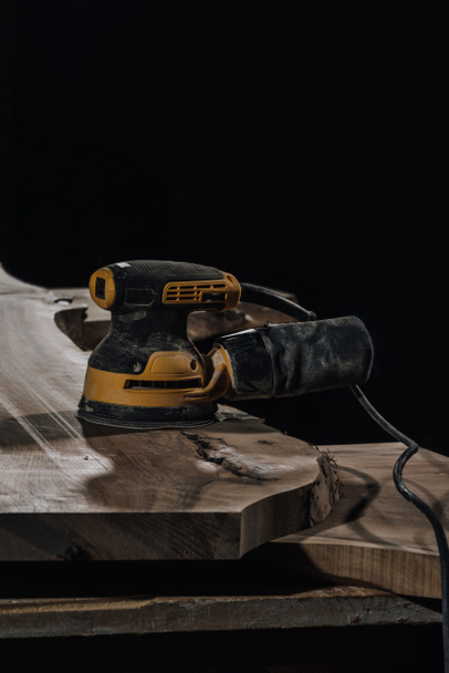 закрытый вид на электросамолет и деревянные доски в мастерской
 - Фото, изображение