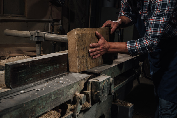 Schnittschnipsel eines Tischlers, der in Werkstatt mit Holz arbeitet - Foto, Bild