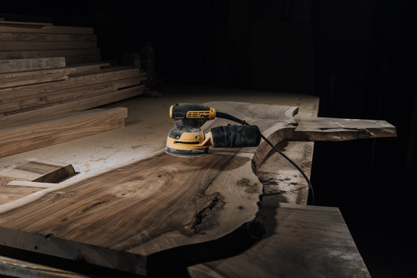 vista de cerca del plano eléctrico y tablones de madera en el taller
 - Foto, Imagen