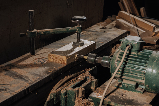 Vista de cerca del lugar de trabajo de los trabajadores de la madera con equipo y madera en el taller
 - Foto, Imagen