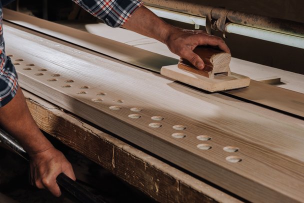plano recortado de madera cepilladora con plano de mano en el taller
 - Foto, Imagen