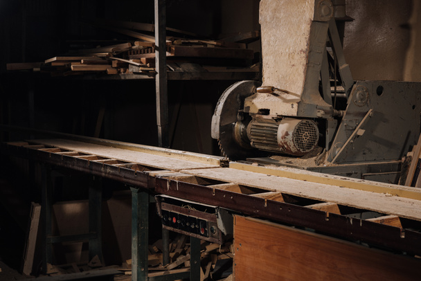 vista de cerca de sierra circular y materiales en taller de madera
 - Foto, Imagen