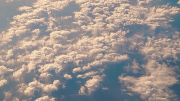 blauwe lucht achtergrond met wolken - Video