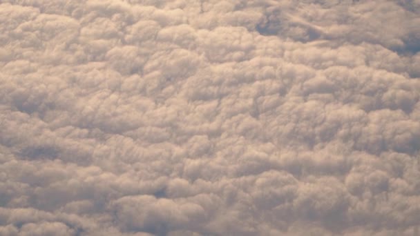 bulutlu mavi gökyüzü arkaplanı - Video, Çekim