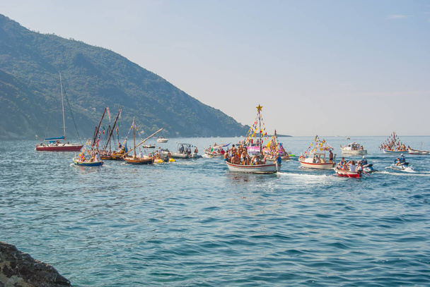 Processie van de U-Dragun en andere gekleurde boten tijdens van Stella maris - Foto, afbeelding