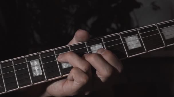 ギターの演奏します。エレク トリック ギターと男性の手. - 映像、動画