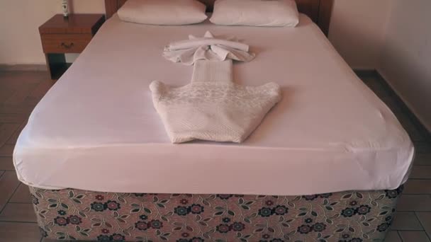 Las mantas puestas en la habitación del hotel
 - Metraje, vídeo