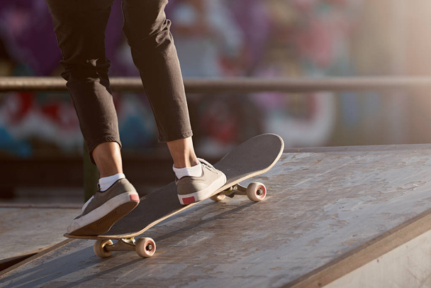 スケート ボード練習フリー スタイルのエクストリーム ・ スポーツの背景落書きストリート アート文化スプレー - 写真・画像