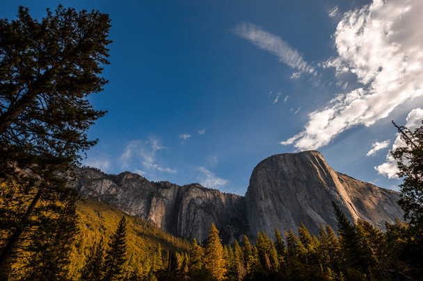 Világhírű sziklamászó fal El Capitan, Yosemite Nemzeti Park, Kalifornia, USA - Fotó, kép