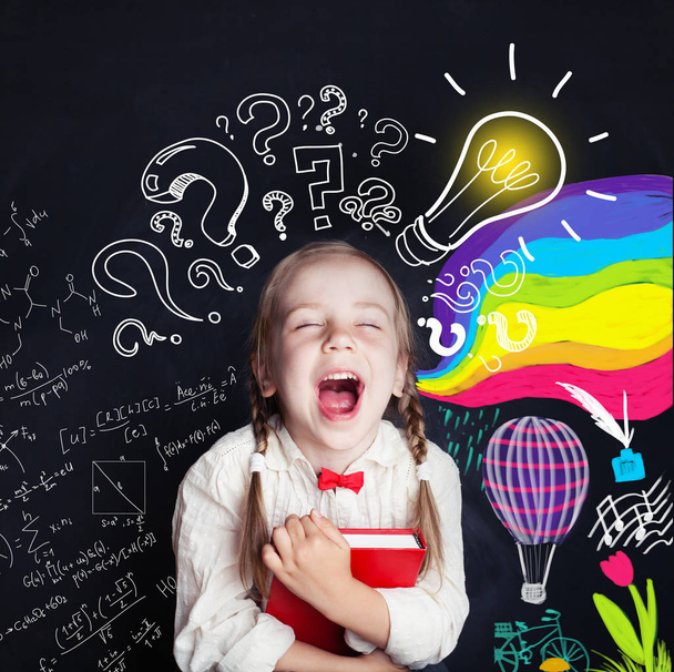 Petite fille s'amuser avec livre sur fond d'école avec ampoule, arts et sciences
 - Photo, image