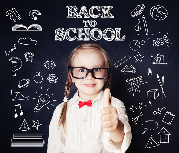Kis iskolás lány táblára, iskolai kellékek mintával. Vissza az iskolába. - Fotó, kép