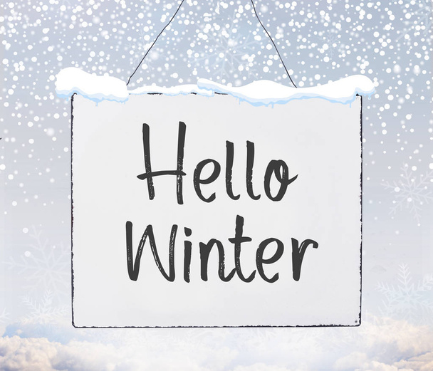 Hello Зимний холодный сезон рукописный текст на металлической доске знамени со снежным хлопушкой
 - Фото, изображение