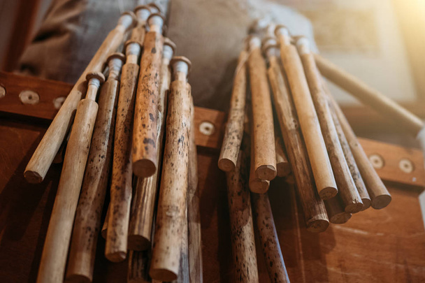 Kézzel készített kézműves, csipkeverés fából készült eszközök, berendezések orsót csipke tónusú - Fotó, kép