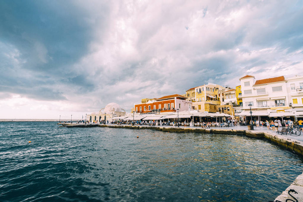 Panorama puerto veneciano frente al mar y el faro en el antiguo puerto de Chania al atardecer, Creta, Grecia
 - Foto, imagen