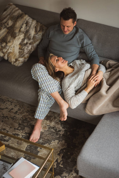Casal interagindo uns com os outros na sala de estar em casa
 - Foto, Imagem