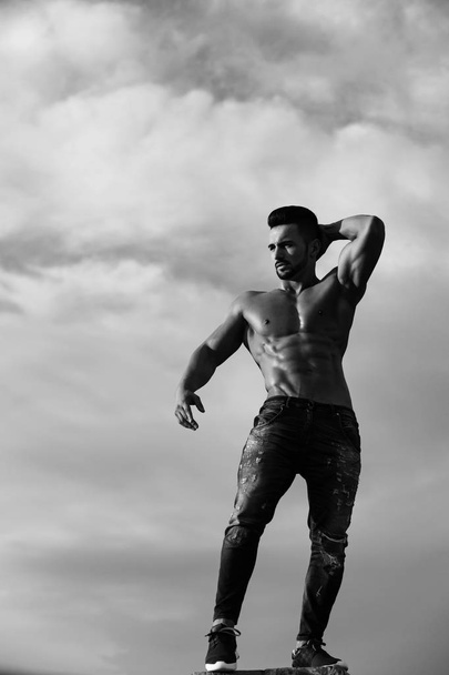 guy with muscular body on blue sky - Fotoğraf, Görsel