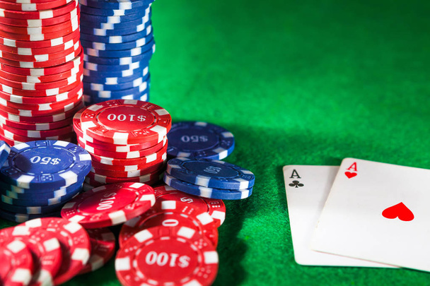 Close up of casino chips and two ACE cards on green table - 写真・画像