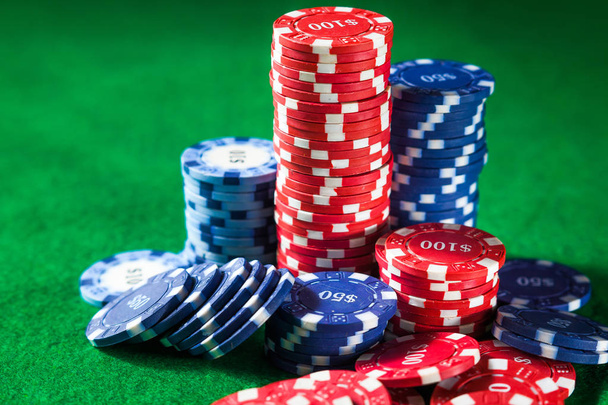 jetons de poker pile sur la table verte
 - Photo, image