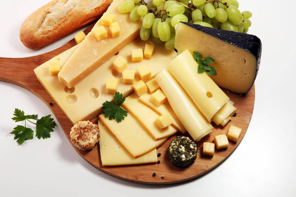 別のチーズとブドウとチーズ盛り合わせ - 写真・画像