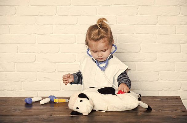 Kindertierarzt untersucht Spielzeugtier mit Stethoskop - Foto, Bild