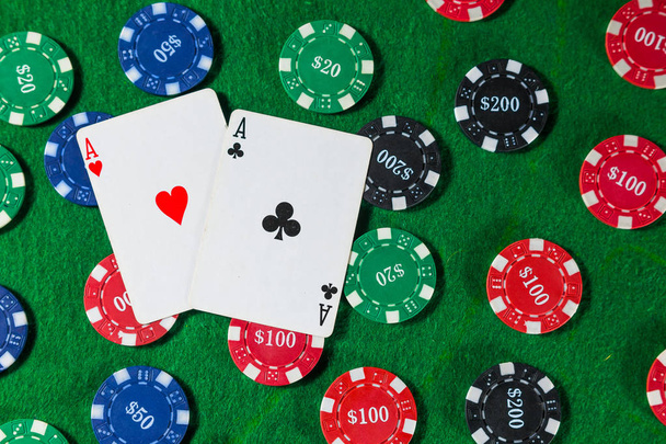 Fichas de poker com dois ases no fundo verde
. - Foto, Imagem