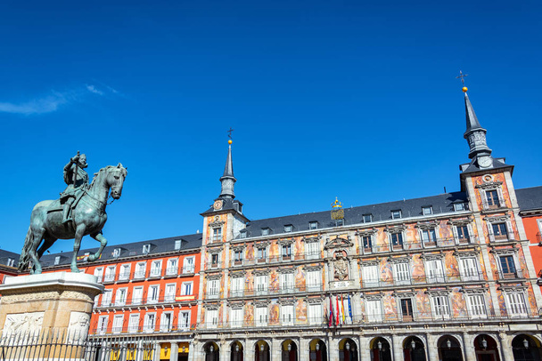 Gyönyörű Plaza Mayor, a Iii. Fülöp lovas szobra, Madrid, Spanyolország - Fotó, kép