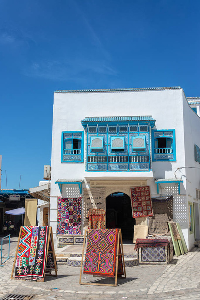 Zabytkowy budynek z dywany z przodu w medina Kairouan, Tunezja - Zdjęcie, obraz