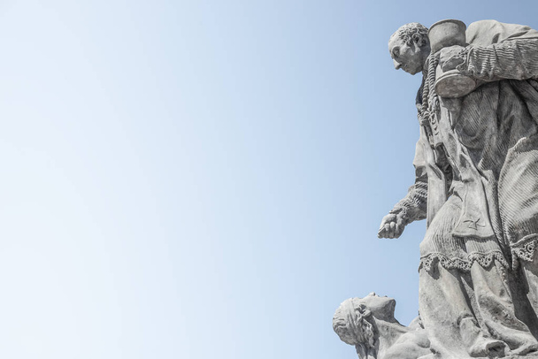 Статуи у Марианской колонны или Святой Троицы на Градканской площади для эпидемий бубонной чумы в Праге, Чехия, портрет, детали, голубое градиентное небо
 - Фото, изображение