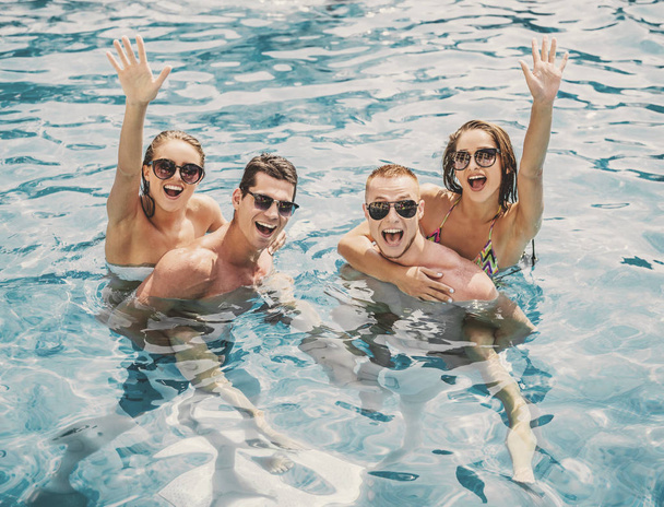 Beautiful Young People Having Fun in Swimming Pool - Foto, imagen