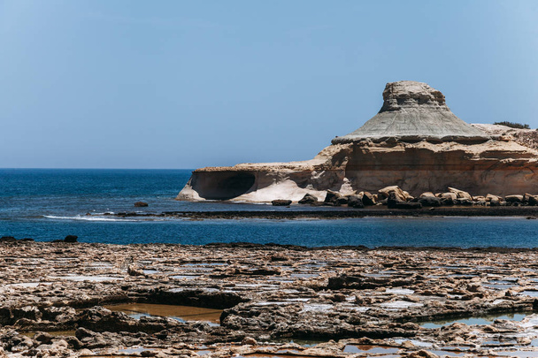 Salinas, w pobliżu Qbajjar w Gozo, Malta z Morza Śródziemnego w tle - Zdjęcie, obraz