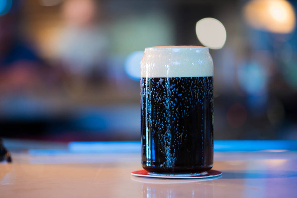 hausgemachtes kaltes dunkles erfrischendes Scotch Ale - Foto, Bild