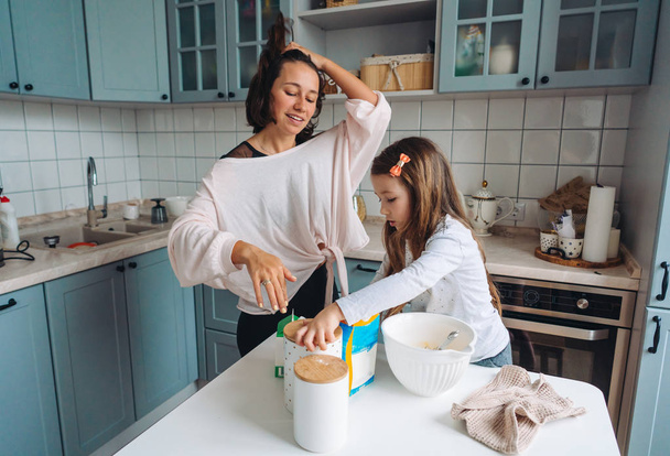 Щаслива сім'я готує разом на кухні
 - Фото, зображення