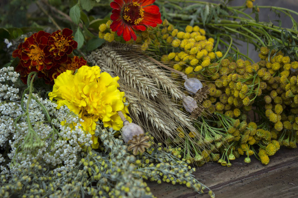 Geleneksel çiçek Ortodoks Hıristiyan tatil - tatlım kaplıcalar 14 Ağustos. Tıbbi Pelin, çavdar, haşhaş, solucan otu, marigolds ve diğer bitkiler - Fotoğraf, Görsel