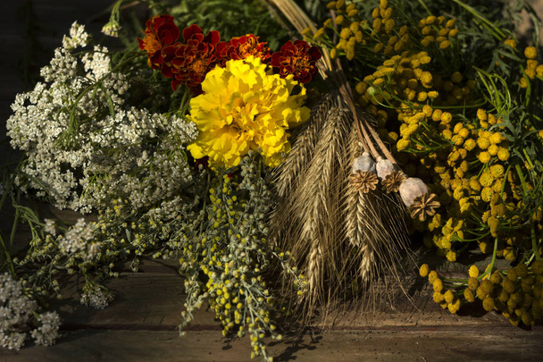 traditionelle Blumen zum orthodoxen christlichen Feiertag - Honigbäder am 14. August. Heilwermut, Roggen, Mohn, Stiefmütterchen, Ringelblumen und andere Pflanzen - Foto, Bild