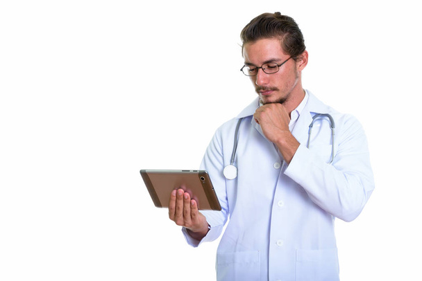 Studio colpo di giovane bello uomo medico utilizzando tablet digitale wh
 - Foto, immagini