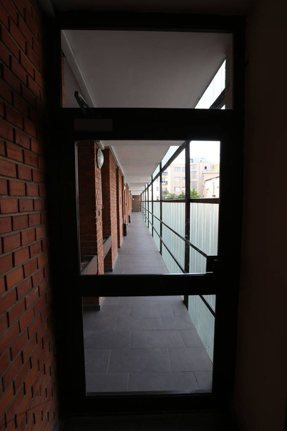 Дверь - отверстие в стене для входа и выхода из комнаты
  - Фото, изображение
