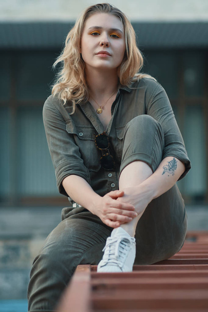 Young modern woman posing in the city, outdoors. Urban life - Fotoğraf, Görsel