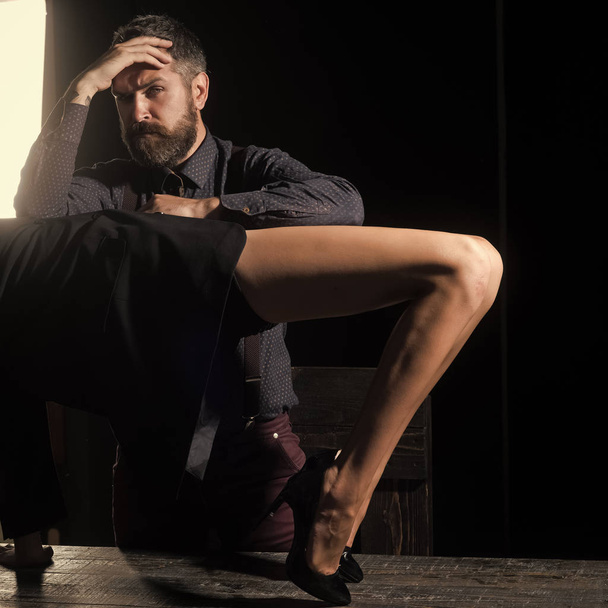 Guy at table with female legs - Foto, afbeelding