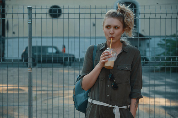 Безтурботний дівчина тримає велику склянку з холодним напоєм
  - Фото, зображення