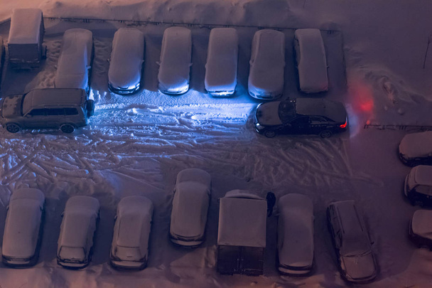 Χώρος στάθμευσης από τον Οίκο στην χειμωνιάτικη νύχτα - Φωτογραφία, εικόνα