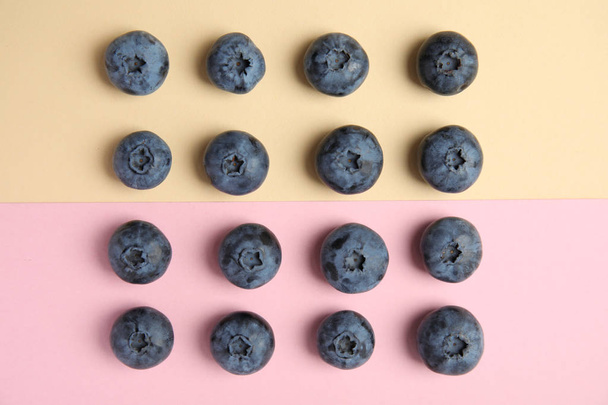 Flat lay composition with tasty blueberry on color background - Foto, Imagen