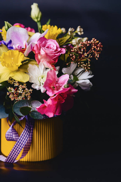 bouquet de fleurs colorées dans le panier sur fond sombre
 - Photo, image