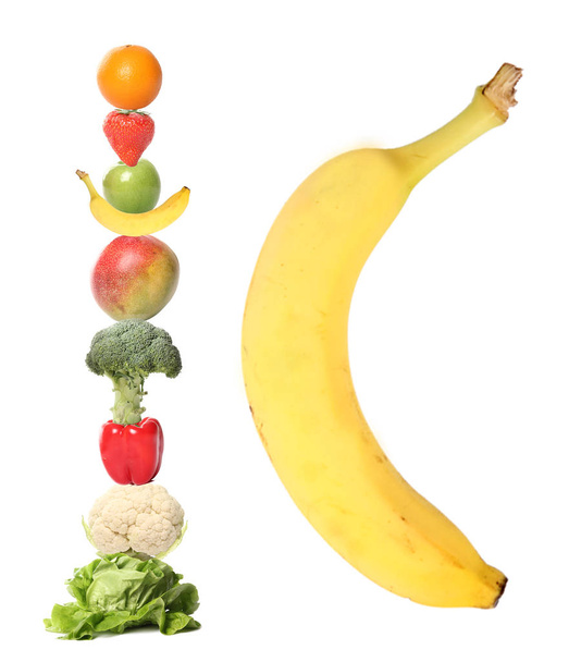 különböző zöldségek és gyümölcsök halmaza - Fotó, kép