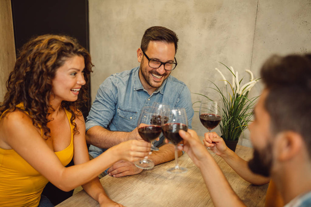 Groupe d'amis s'amusent avec des verres de vin
 - Photo, image