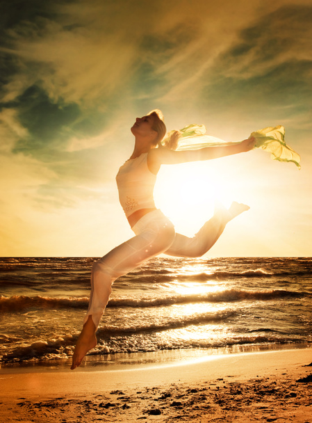 piękna kobieta, skoki na plaży - Zdjęcie, obraz